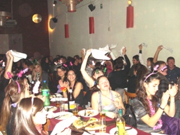 Chicas bonitas cenando despedida soltero